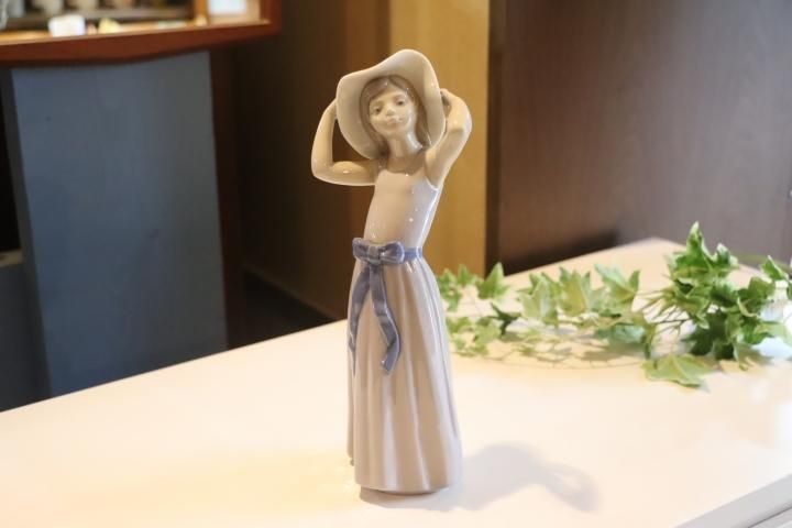 スペインLLADRO(リヤドロ)社の陶器人形の置物『フィギュリン』若草色の