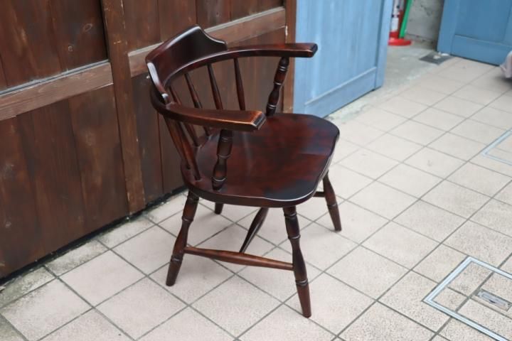 北海道民芸家具(HOKUMIN)のカバ無垢材を使用した、キャプテンチェア