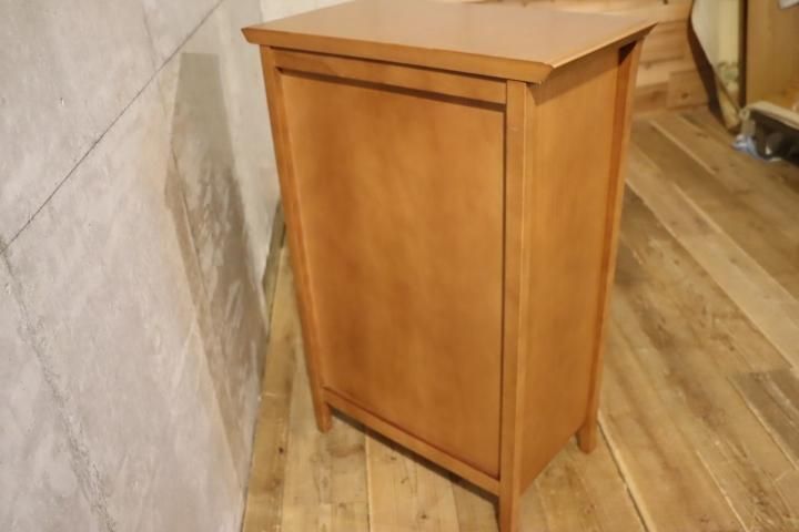 karimoku(カリモク家具)のキャビネット・ガラス扉です。シンプルで