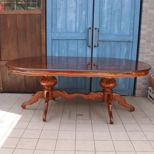 イタリア伝統の象嵌細工が施されたダイニングテーブルです。クラシック