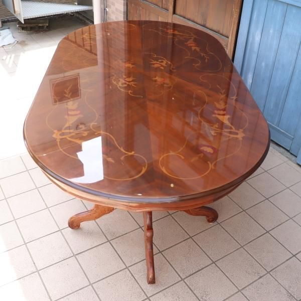 イタリア伝統の象嵌細工が施されたダイニングテーブルです。クラシック