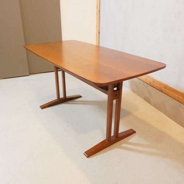 人気のkarimoku60(カリモク60) カフェテーブル1200です。ソファに座り