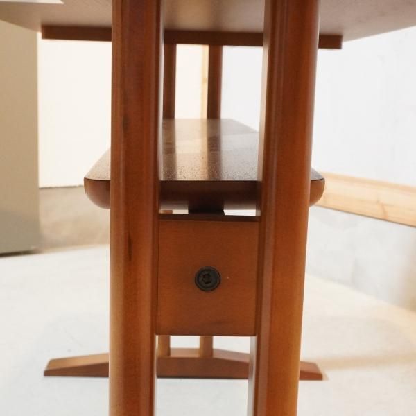 人気のkarimoku60(カリモク60) カフェテーブル1200です。ソファに座り