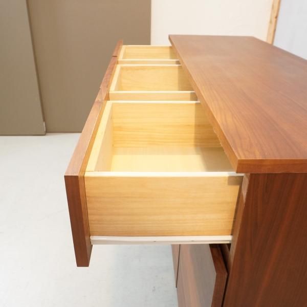 人気の無印良品(MUJI)のウォールナット材キャビネット・木製扉です