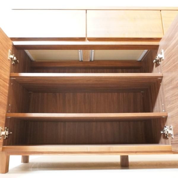 人気の無印良品(MUJI)のウォールナット材キャビネット・木製扉です