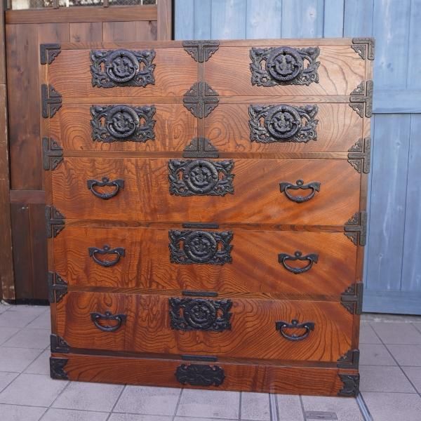 岩手の伝統工芸家具、岩谷堂箪笥 欅材を使用した漆塗り5段・7杯