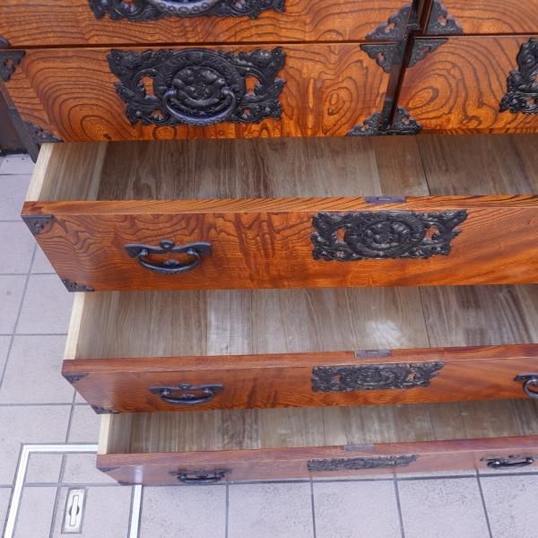 岩手の伝統工芸家具、岩谷堂箪笥 欅材を使用した漆塗り5段・7杯