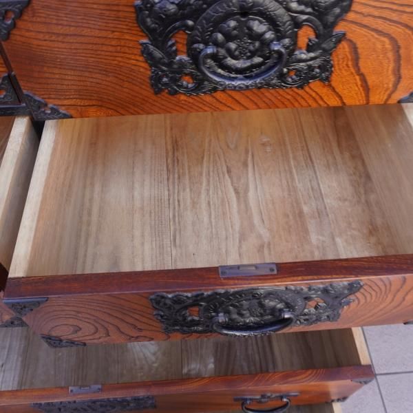 岩手の伝統工芸家具、岩谷堂箪笥 欅材を使用した漆塗り5段・7杯