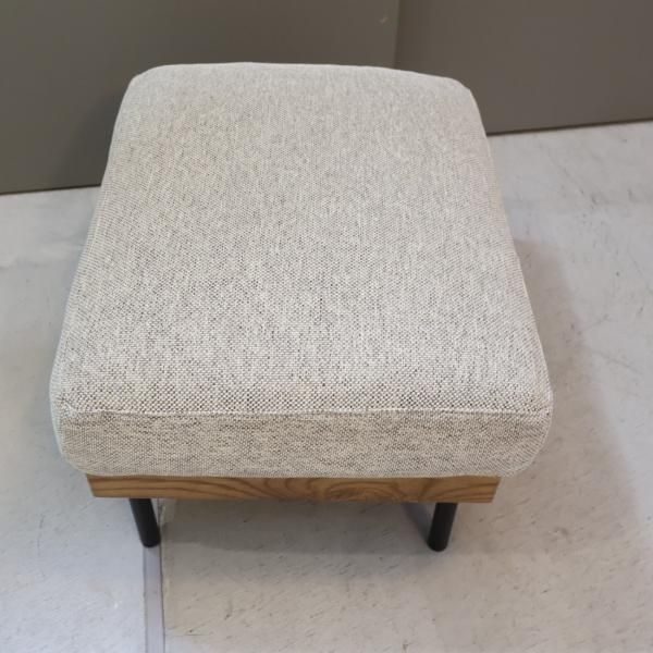 unico(ウニコ)のTREL(トレル)カバーリングオットマンです。脚には