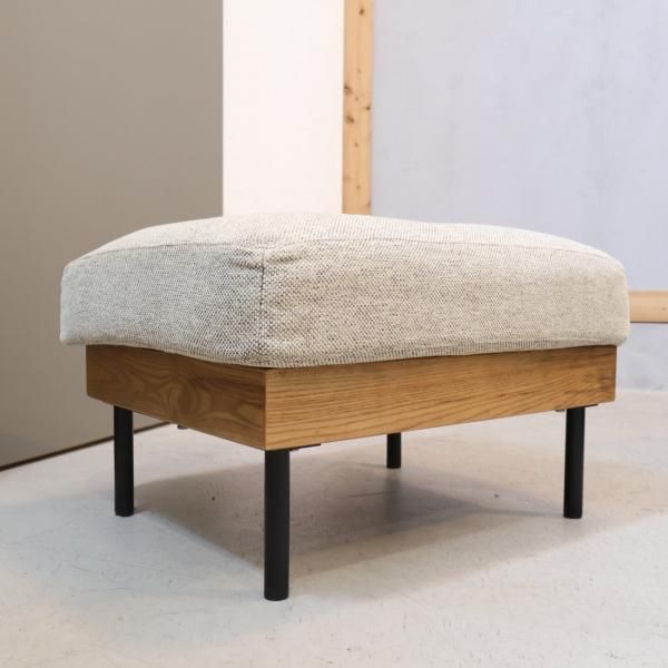 unico(ウニコ)のTREL(トレル)カバーリングオットマンです。脚には