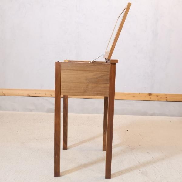 ウォールナット材を使用した無印良品(MUJI)のドレッサーです