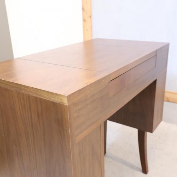 IDEE(イデー)のウォールナット e.a.u DRESSER(エアウドレッサー)です