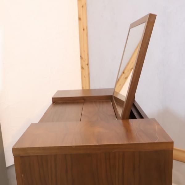 IDEE(イデー)のウォールナット e.a.u DRESSER(エアウドレッサー)です