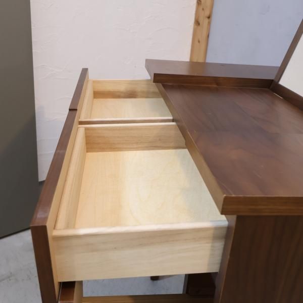 IDEE(イデー)のウォールナット e.a.u DRESSER(エアウドレッサー)です