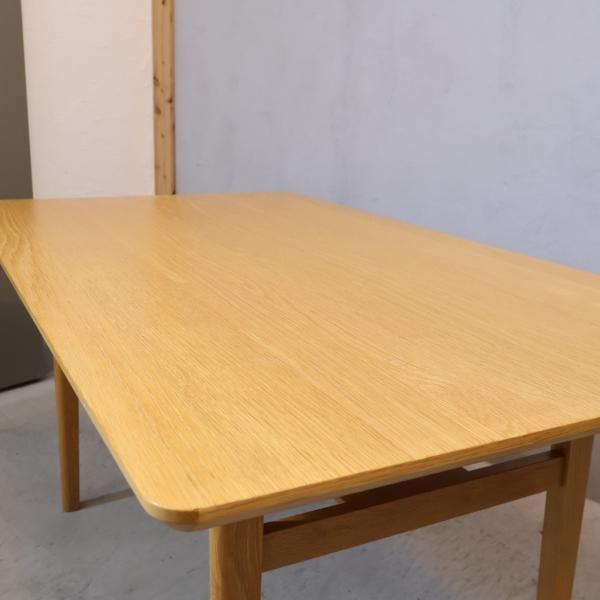 unico(ウニコ)のLOM(ロム)シリーズのダイニングテーブルです！シンプル