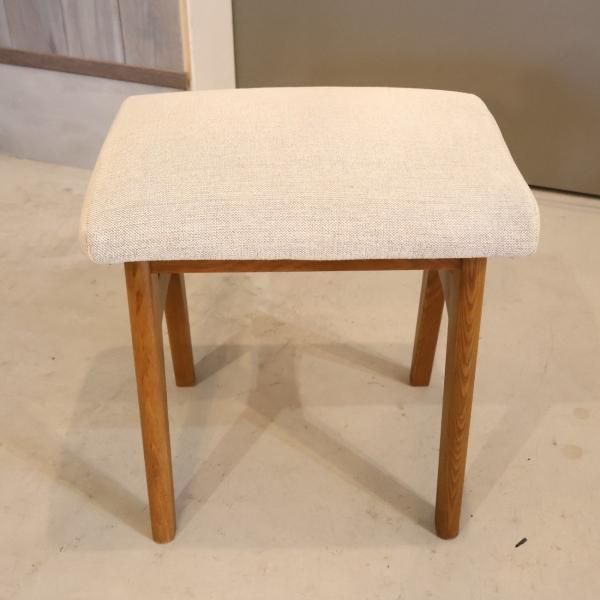 unico(ウニコ)のSIGNE(シグネ)シリーズのスツールです。アッシュ材の