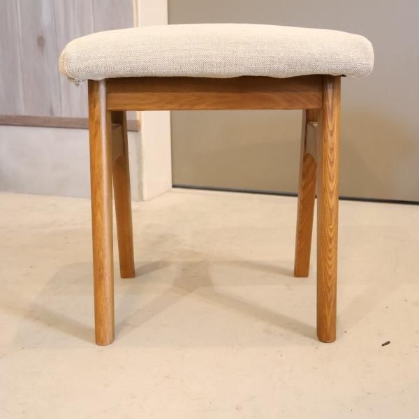 unico(ウニコ)のSIGNE(シグネ)シリーズのスツールです。アッシュ材の