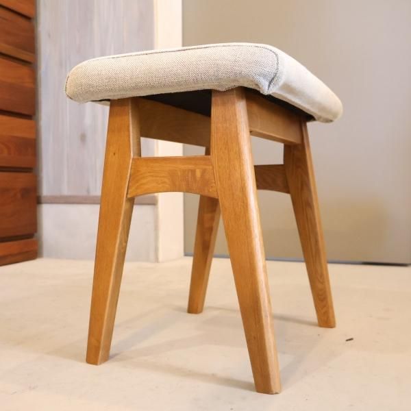 unico(ウニコ)のSIGNE(シグネ)シリーズのスツールです。アッシュ材の