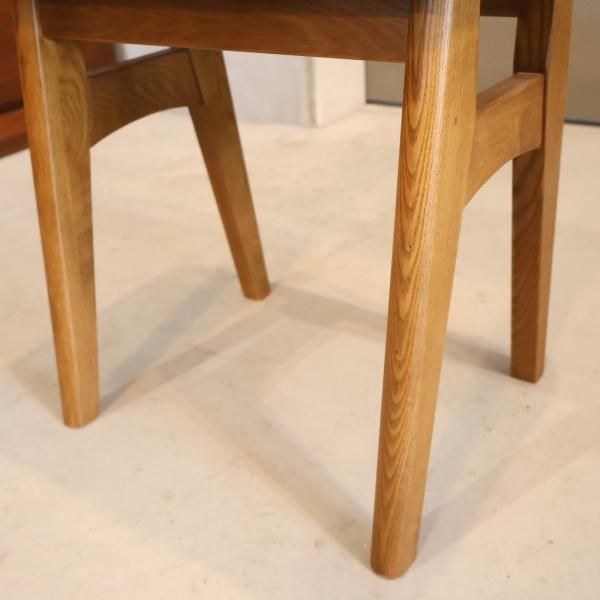 unico(ウニコ)のSIGNE(シグネ)シリーズのスツールです。アッシュ材の