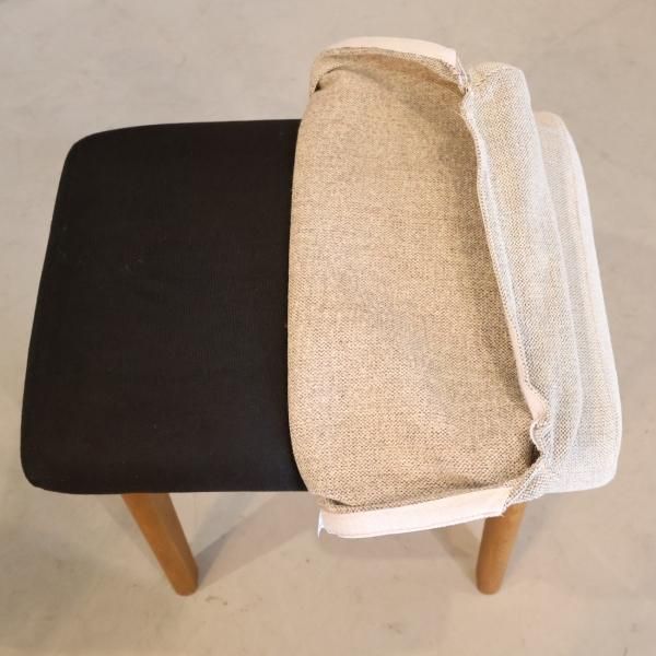 unico(ウニコ)のSIGNE(シグネ)シリーズのスツールです。アッシュ材の