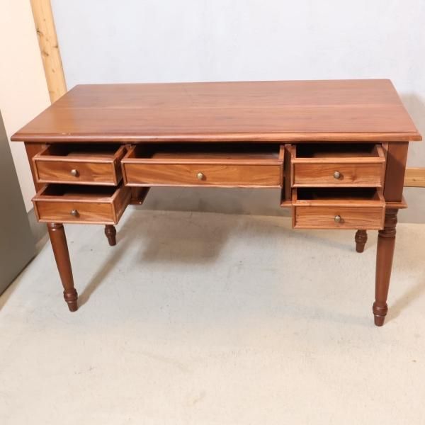 アンティーク調の両袖デスクです。英国スタイルのクラシックなデザイン