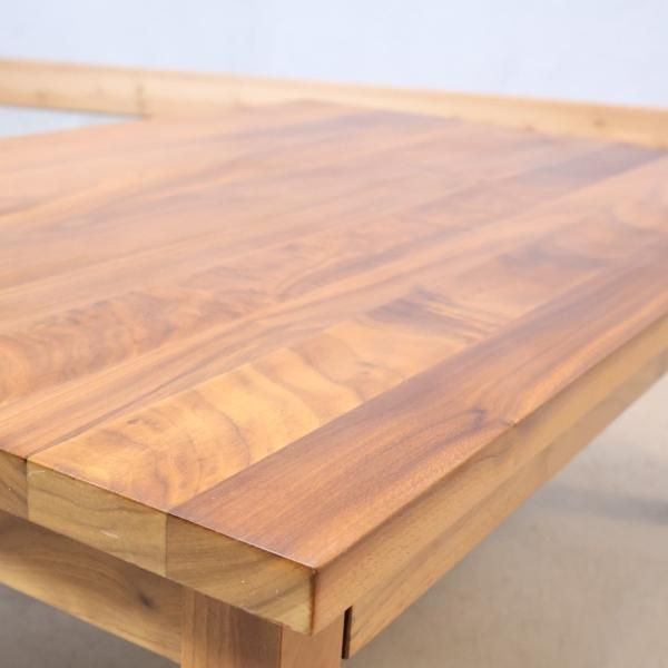 無印良品(MUJI)のウォールナット無垢材 ローテーブルです。落ち着いた