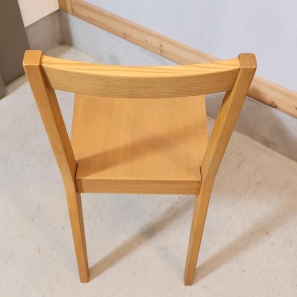 人気の無印良品(MUJI)のタモ無垢材を使用したダイニングチェアーです