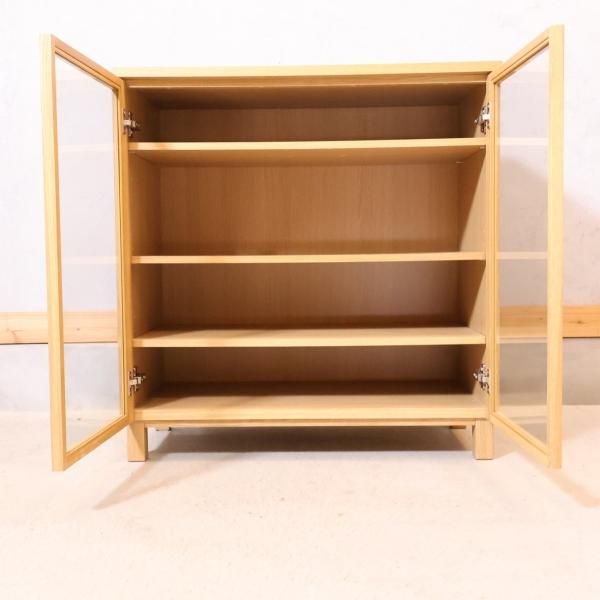 人気の無印良品(MUJI)のオーク材 キャビネット・ガラス扉です