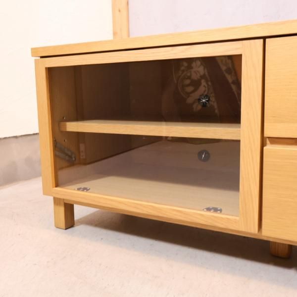人気の無印良品(MUJI)のオーク材を使用したTVボードです。ナチュラルな