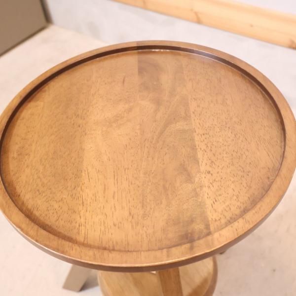 unico(ウニコ)のVOLTA(ボルタ) 回転スツールです。高さ調整も可能で天