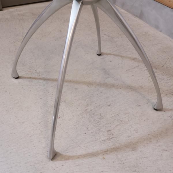 ADAL(アダル) のLink(リンク) ダイニングテーブルLA-90G。円形のガラス