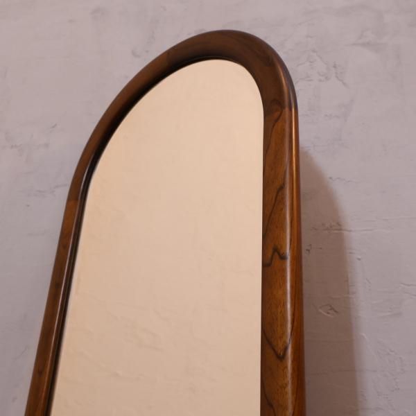 karimoku(カリモク家具)にて取り扱われていたウォールミラーです！薄型