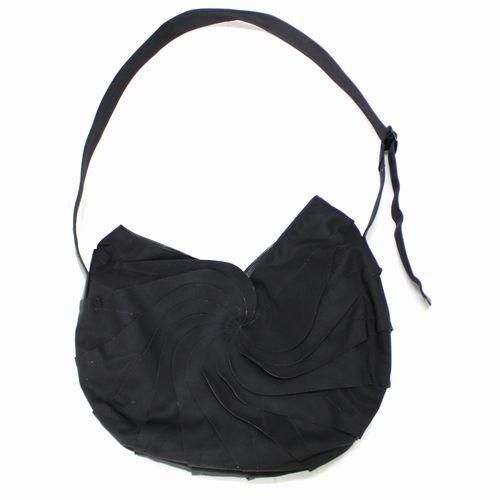 ISSEY MIYAKE イッセイミヤケ ショルダーバッグ ブラック - ブランド