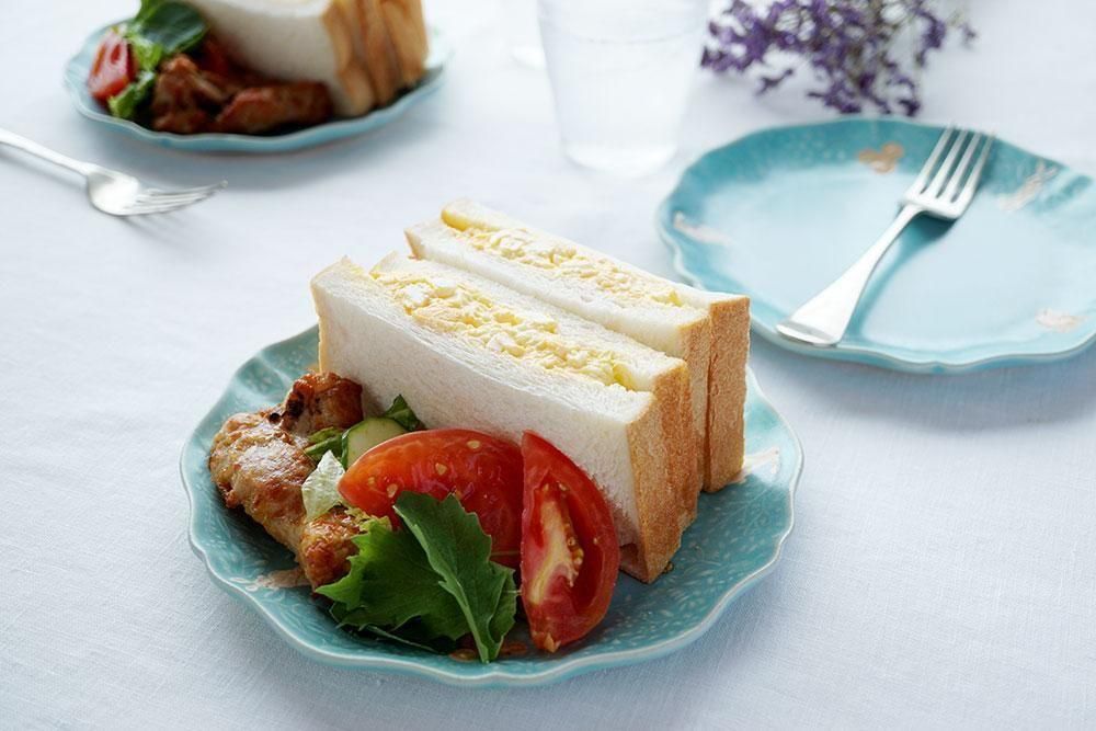 ル42 ソーダブルー（しっとり） うさぎとリスと草花のお皿 - 益子焼