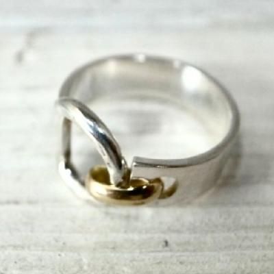 ゴールドとシルバーのコンビリング,刻印,文字入れ,名入れ,渋谷