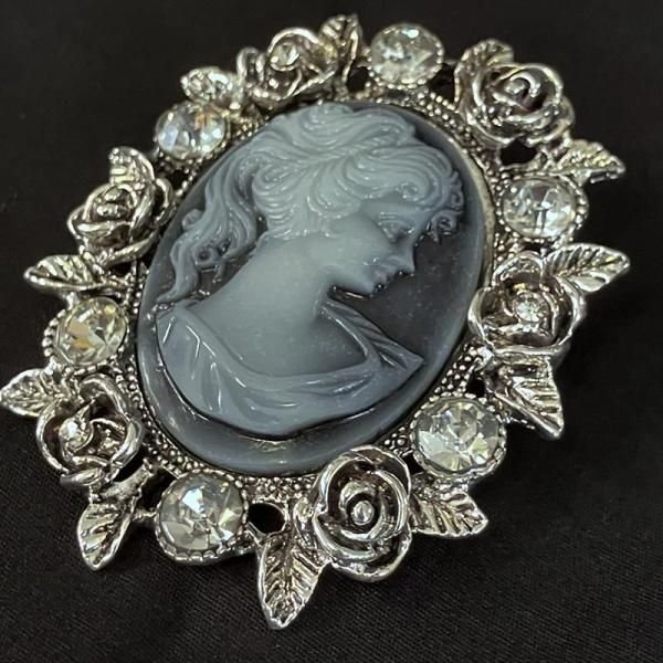 シルバー色枠カメオブローチ 王朝 貴婦人/グレー - トーチジンジャー