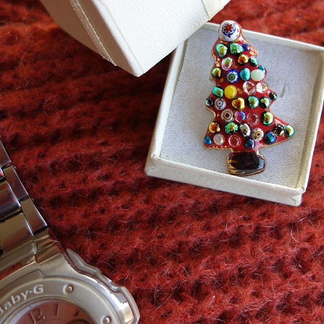 クリスマスツリー(2／雪)の七宝焼ピンブローチ（ピンバッジ