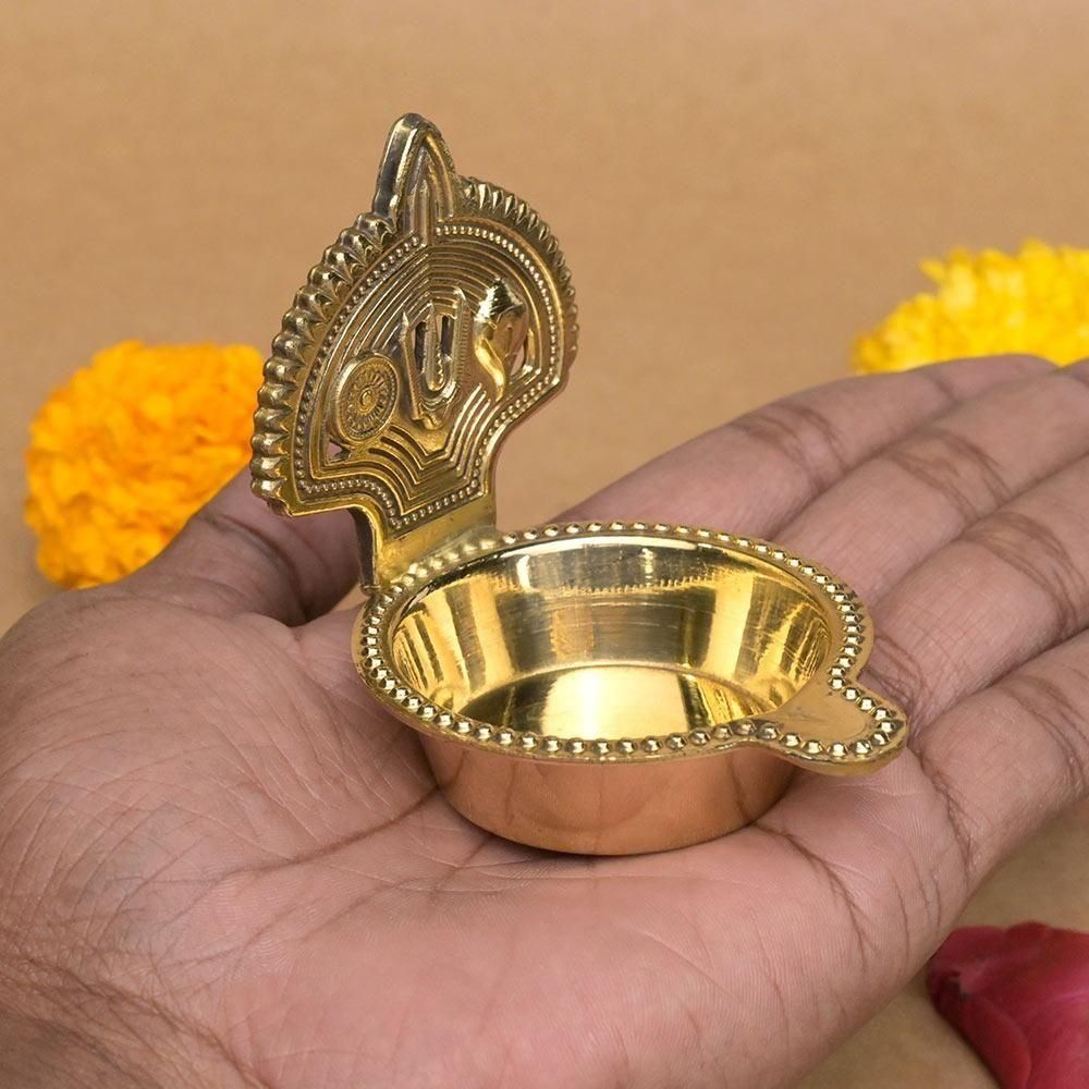 バラジ・シャンカ・チャクラ・オイルランプ（真鍮製、高さ約7.1cm