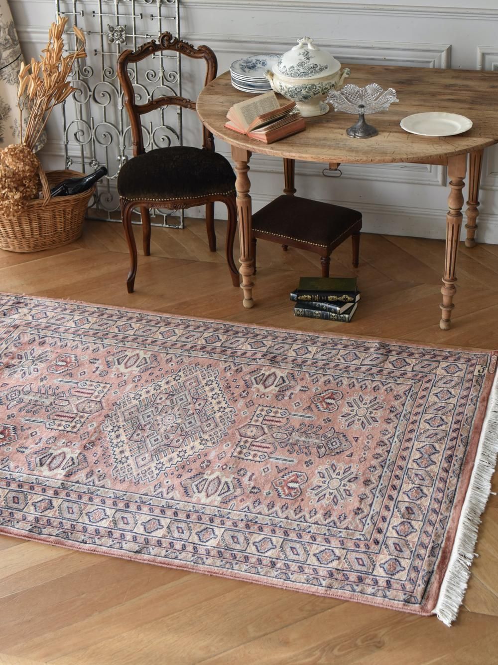 フランスで見つけた様々な文様が織り込まれたヴィンテージラグを販売し