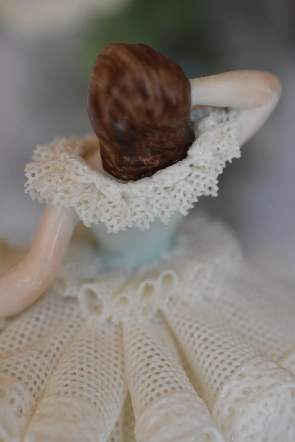 1960年以降・アイリッシュドレスデン レースのドレスの小さなフィギュ