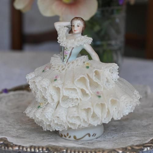 1960年以降・アイリッシュドレスデン レースのドレスの小さなフィギュ