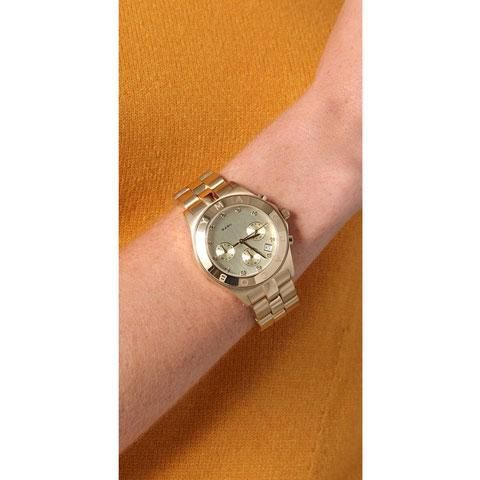 マークジェイコブスの時計とマークバイマークジェイコブスの時計を機能