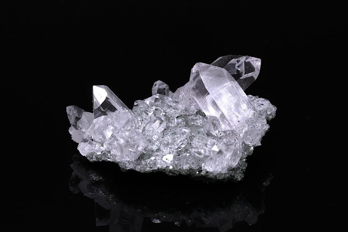 マニハール産水晶クラスター MHCCL-007｜透明感と艶やかな光沢をもつ