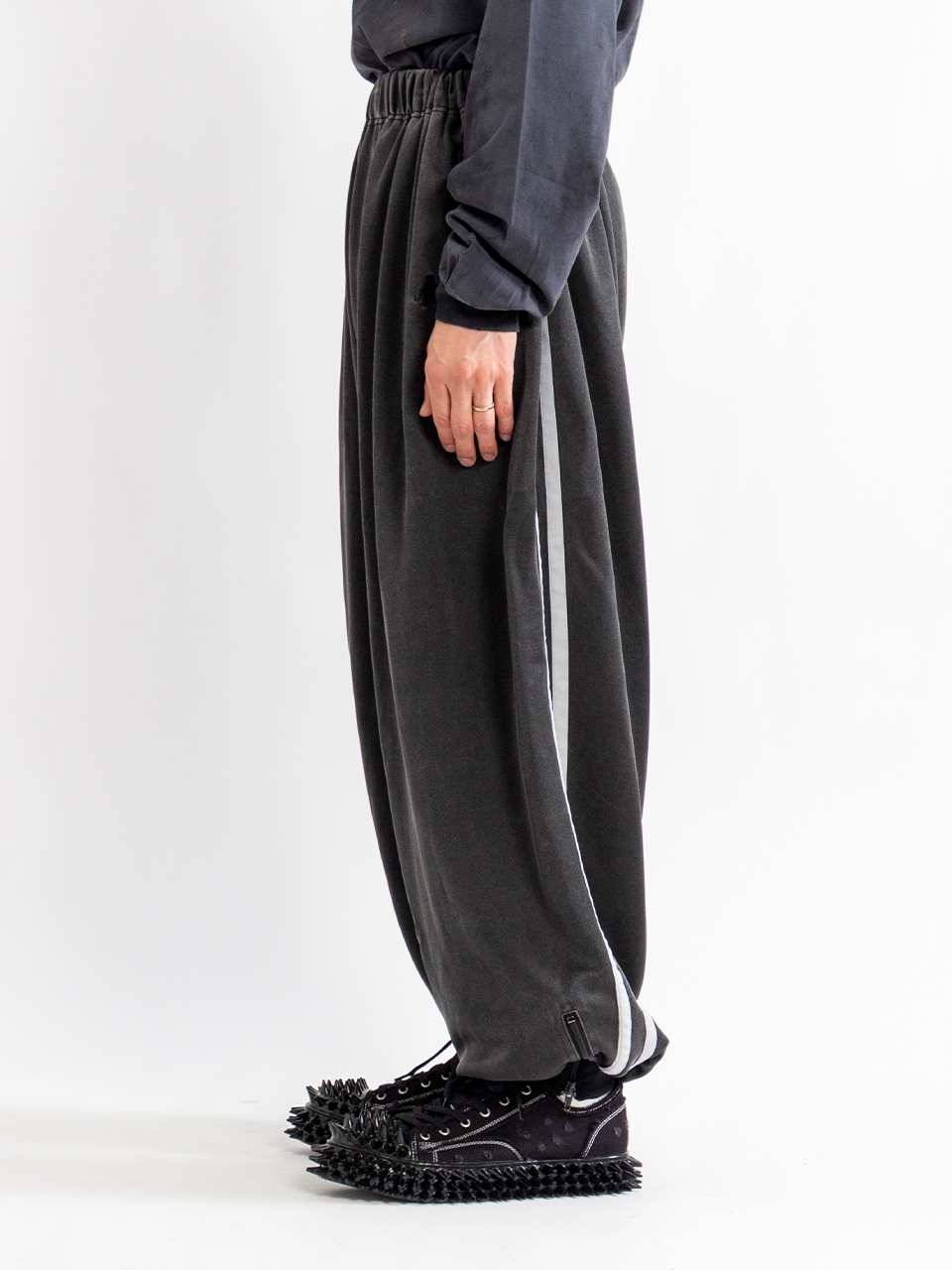 FADED BLACK TRACK PANTS-フェイデッドブラックトラックパンツ-doublet