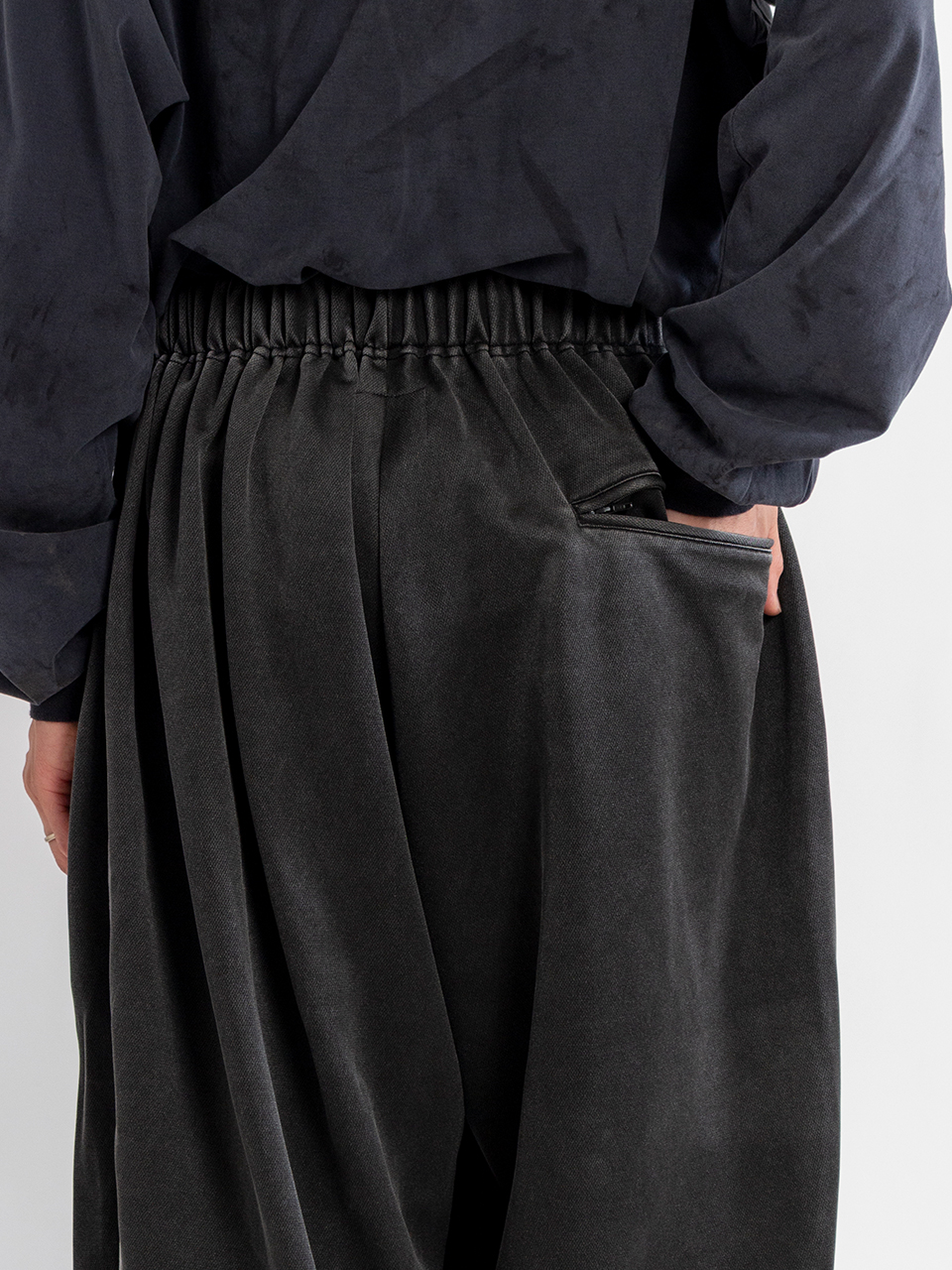 FADED BLACK TRACK PANTS-フェイデッドブラックトラックパンツ-doublet