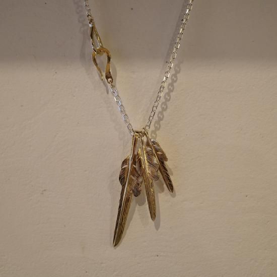 LARRY SMITH】 18K GOLD KAZEKIRI FEATHER PENDANT - SIDESTAND