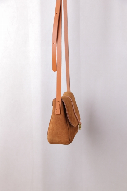 MIMI BERRY（ミミ・ベリー）｜ZOE - SMALL MAGLOCK BAG（Tan suede