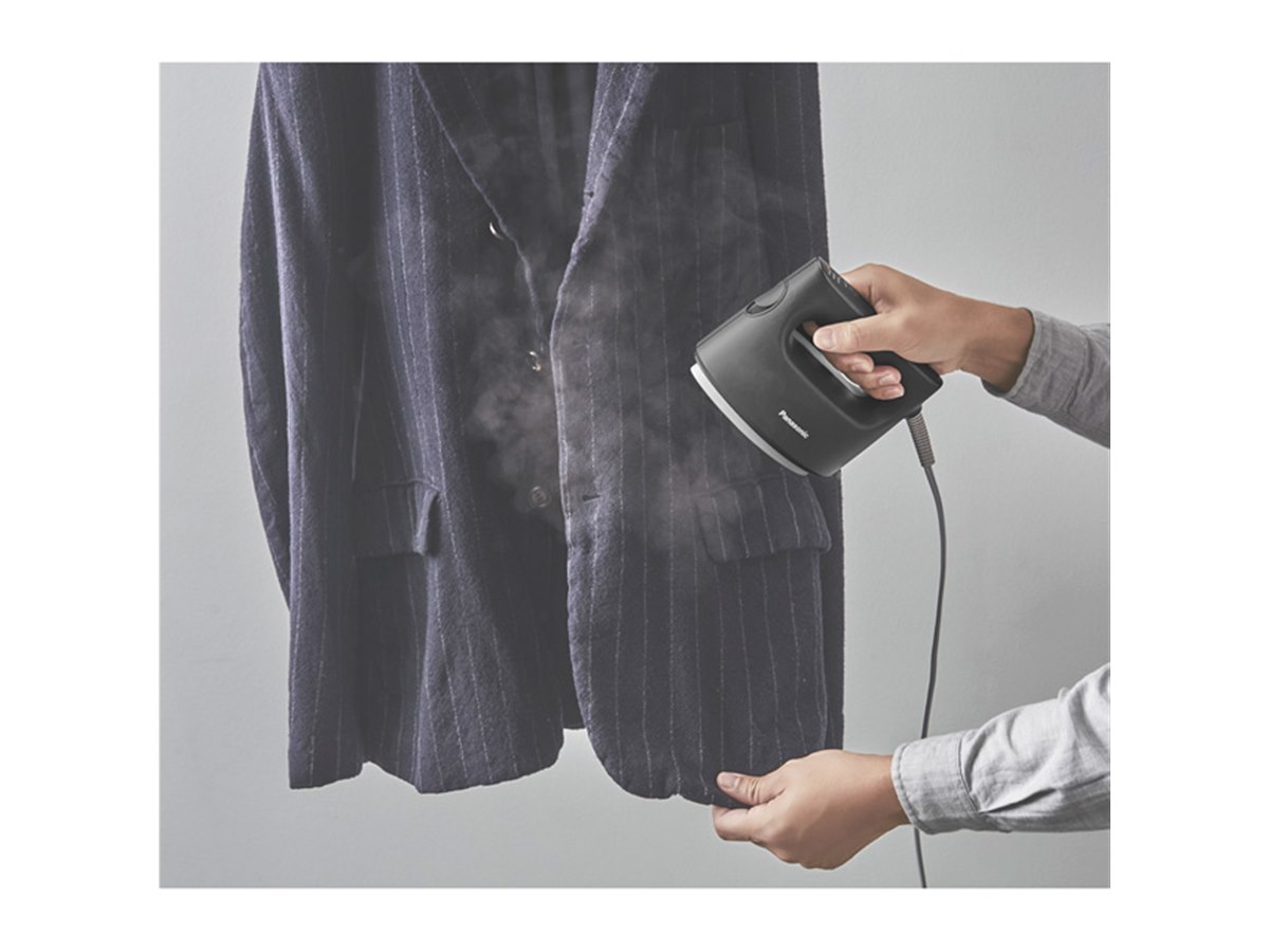 パナソニック、スチーム量が従来比約36％向上した衣類スチーマー「NI