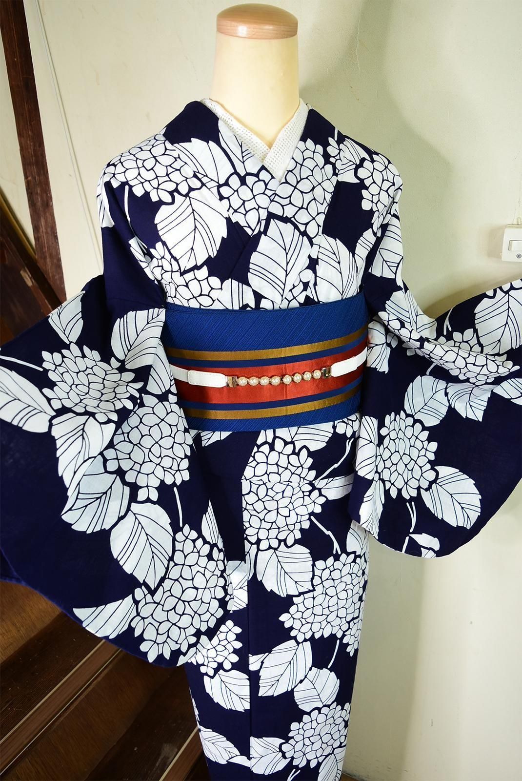 紺の地に、薄紫の紫陽花がほんのりと浮き立つ美しい注染めの浴衣です