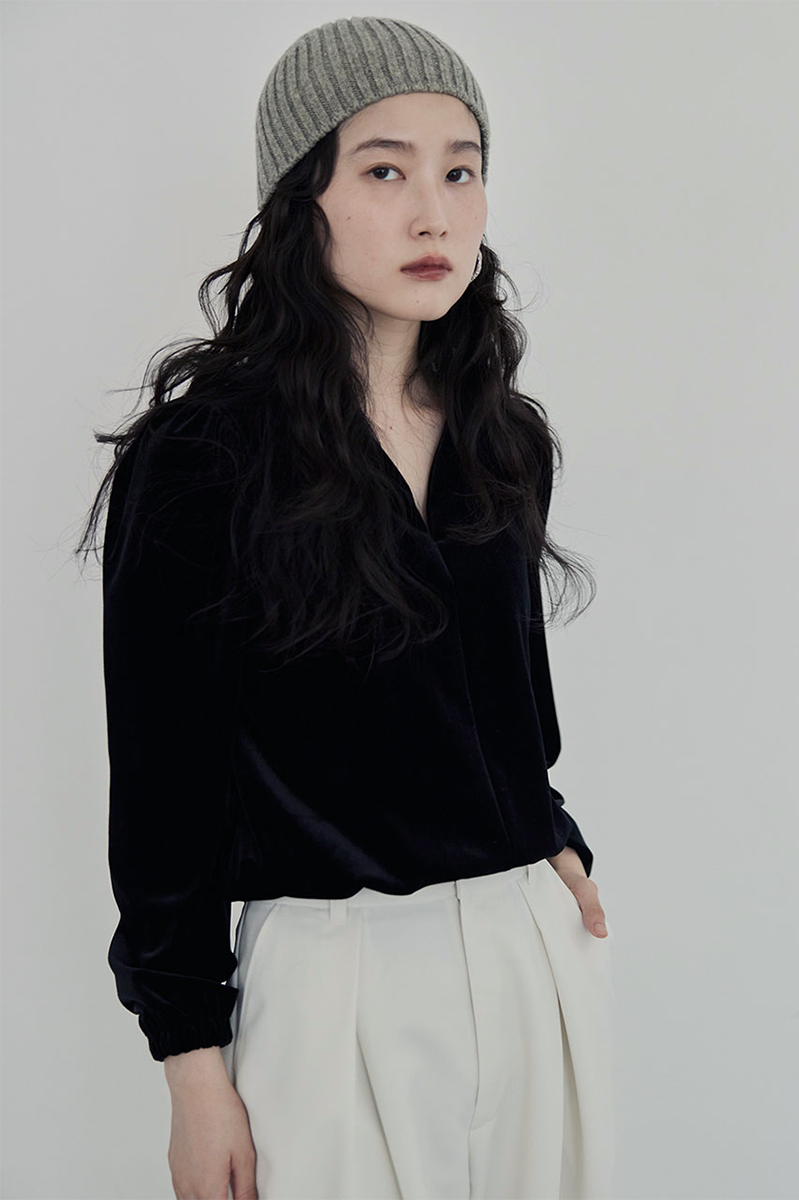 ROUND CUTTING VELOUR TOP /BLK - MEER.